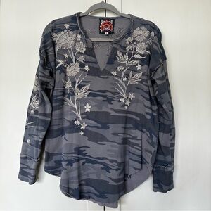 Johnny Was Embroidered Camo Thermal Long Sleeve Shirt Women’s Size M Blue Gray